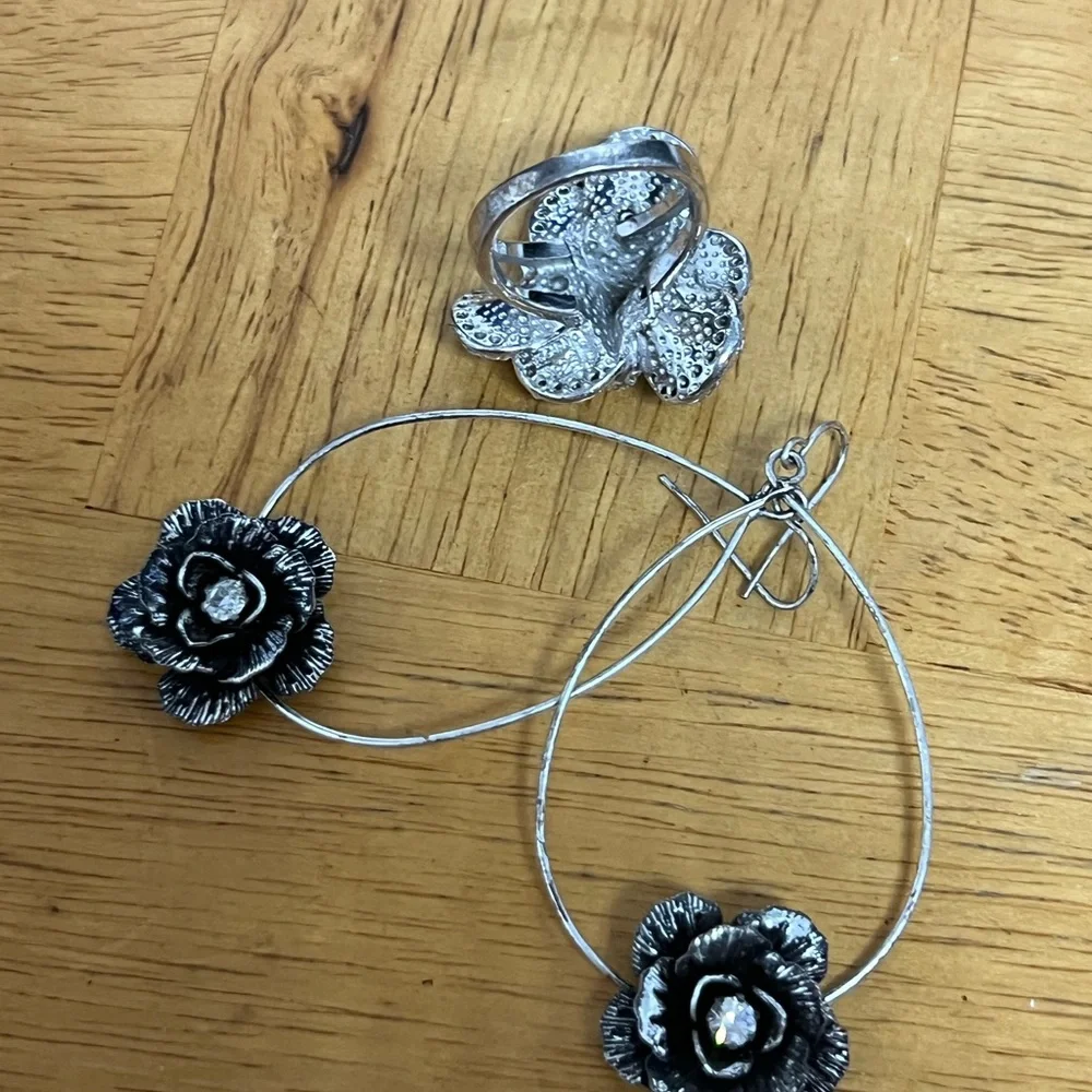 Elegant Silver Floral Jewelry by “Tocara” Stainless Steel earrings & Ring Set - Picture 2 of 6